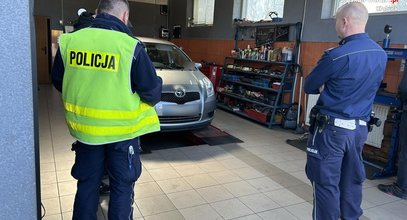 Leżał na ulicy i zginął, bo został przejechany. Policja szybko wpadła na trop 56-latki z toyoty