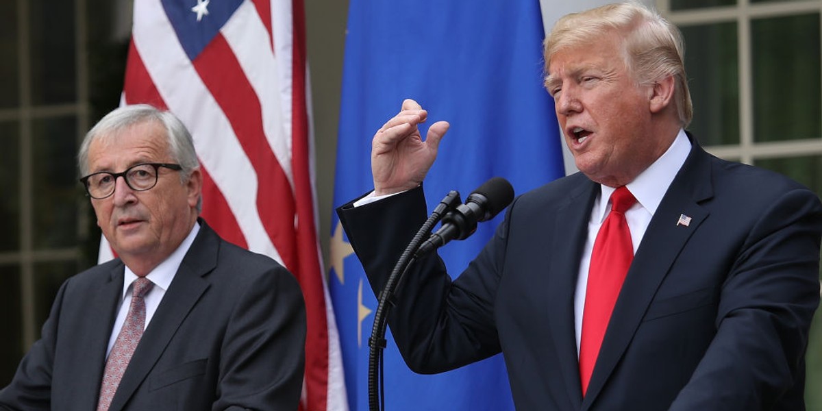 Donald Trump dał mi słowo, że na razie nie będzie ceł na samochody z UE. Uważam, że można mu ufać - powiedział Jean-Claude Juncker w wywiadzie dla niemieckiego dziennika Stuttgarter Zeitung