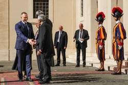Prezydent Nawrocki z rodziną u papieża. Historyczny gest w Watykanie