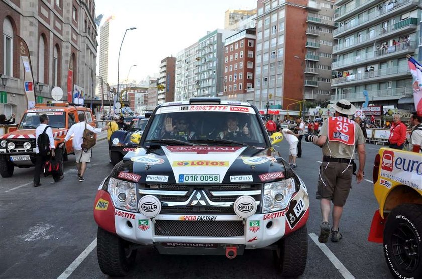 Adam Małysz z pilotem Rafałem Martonem mają za sobą pierwszy etap Rajdu Dakar