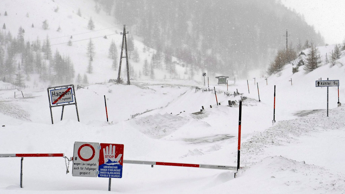 Na zachodzie Austrii, w popularnym wśród narciarzy regionie Alp spadło w sobotę tak dużo śniegu, że zatrzymano ważną trasę kolejową ze wschodu na zachód między Oetztal i Bludenz oraz dwie inne linie łączące Tyrol z południowymi Niemcami.