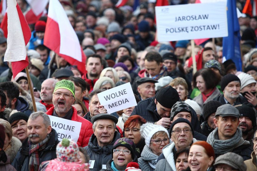 Ostre słowa na transparentach na manifestacji KOD