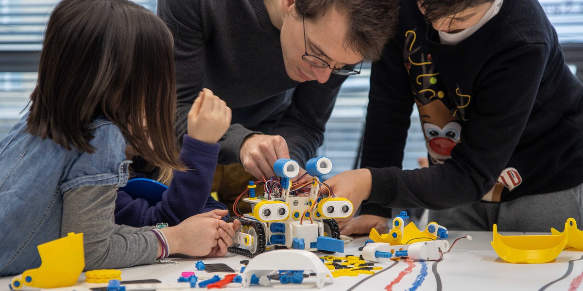 Skriware stworzyło kompleksowe laboratorium edukacyjne bazujące na metodologii nauczania STEAM (z ang. Science, Technology, Engineering, Arts, Mathematics). 