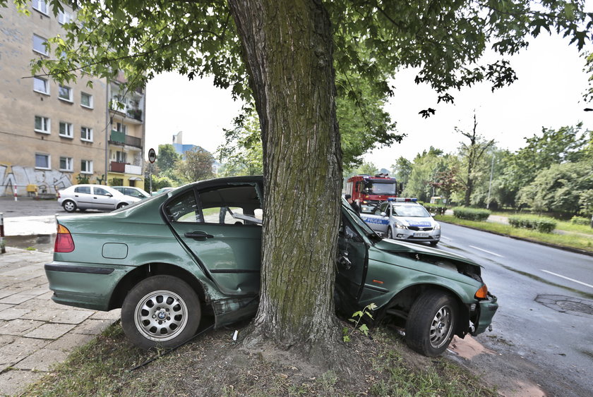 Roztrzaskał bmw w środku miasta. Odmówił powtórnego dmuchania w alkomat