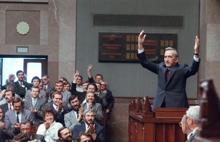 Czerwcowe wybory okazują się takim wstrząsem, że PZPR odstępują koalicjanci. Efektem jest powołanie rządu pierwszego niekomunistycznego premiera po II wojnie światowej Tadeusza Mazowieckiego. Mimo to przedstawiciele reżimu wciąż kontrolują w nim resorty siłowe.<br><br><br>
fot. (ko) PAP/Damazy Kwiatkowski