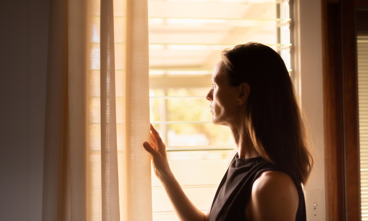 Zdarza ci się przez cały dzień nie wychodzić z domu? Neurolog mówi o konsekwencjach