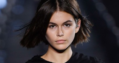 Egy hónapja lett 18, és mindenki Kaia Gerber cicijét mutogatja a kifutón
