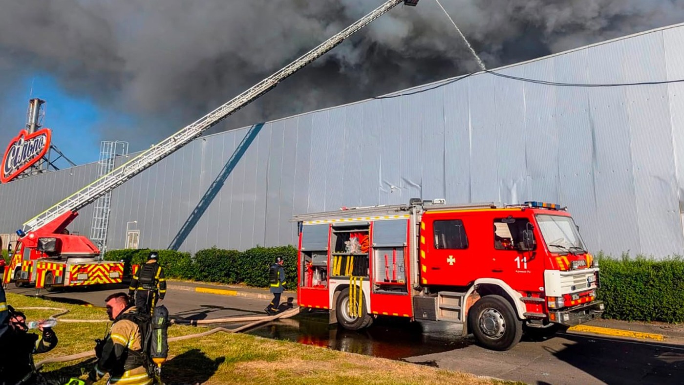 Hasiči zasahujú v nákupnom centre po útoku ruského dronu v Kryvom Rihu na Ukrajine.