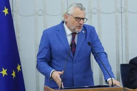 I wtedy cały na biało wchodzi senator Lenz. "Aż przykro patrzeć, jak wszyscy się teraz wiją"