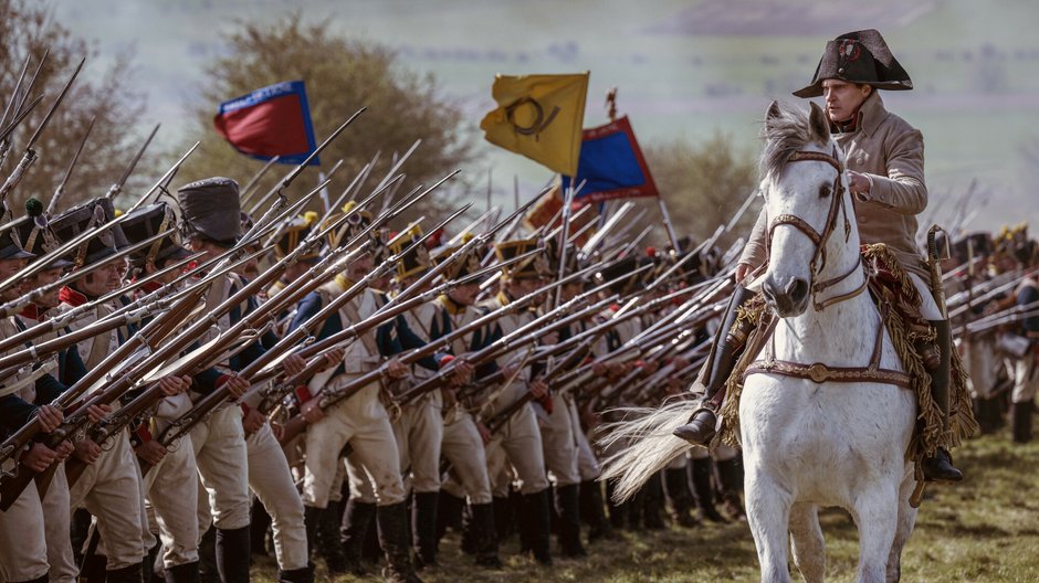 Kadr z filmu "Napoleon" przedstawiający cesarza Francuzów