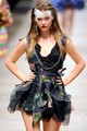 A 2011-es tavaszi Vivienne Westwood divatbemutatón még nem is sejtettük, hogy Plavin Barbara egy Vivienne Westwood menyasszonyi ruhában mondja ki a boldogító igent