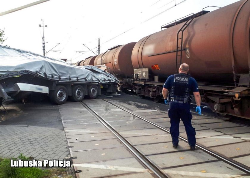 Świebodzin: Groźny wypadek. Tir wjechał pod pociąg. Kierowca był pijany