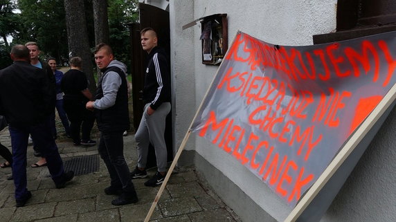 Awantura pod kościołem w Mielęcinie. Interweniowała policja