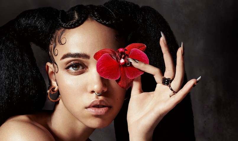 Wydarzeniem OWF 2015 może stać się występ FKA Twigs (na zdjęciu). Brytyjka Tahliah Barnett, ukrywająca się pod pseudonimem FKA Twigs, wydała w zeszłym roku jeden z najciekawszych i zaskakujących albumów ostatnich lat. Jej wielowarstwowy "LP1" otrzymał znakomite recenzje światowej prasy, słusznie też doczekał się nominacji do prestiżowej nagrody Mercury Prize. W ramach promocji krążka artystka zagrała w Polsce i kilkuset szczęśliwców przekonało się, że do jej występu idealnie pasuje słowo: spektakl. Specyficzna atmosfera tajemniczości, połączona z niepokojącymi i trudnymi do sklasyfikowania dźwiękami jej zespołu oraz brzmiący jakby nieziemsko głos samej Tahliah zachwycą zapewne najbardziej wymagających bywalców koncertów. FKA Twigs wystąpi drugiego dnia festiwalu.