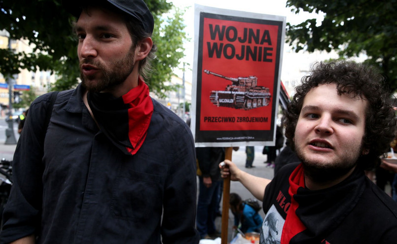 Protest antywojenny współorganizowany przez Młodzież Warszawską oraz Warszawską Federację Anarchistyczną pod hasłem "Nie ma NATO zgody" na placu Konstytucji w Warszawie