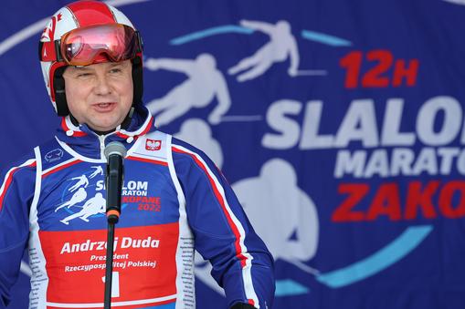 Andrzej Duda podczas 8. edycji charytatywnych zawodów w narciarstwie alpejskim 12H Slalom Maraton Zakopane 2022