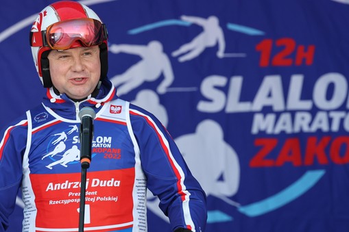 Andrzej Duda podczas 8. edycji charytatywnych zawodów w narciarstwie alpejskim 12H Slalom Maraton Zakopane 2022