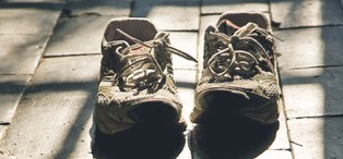 Na dziurawych podeszwach do bogactwa