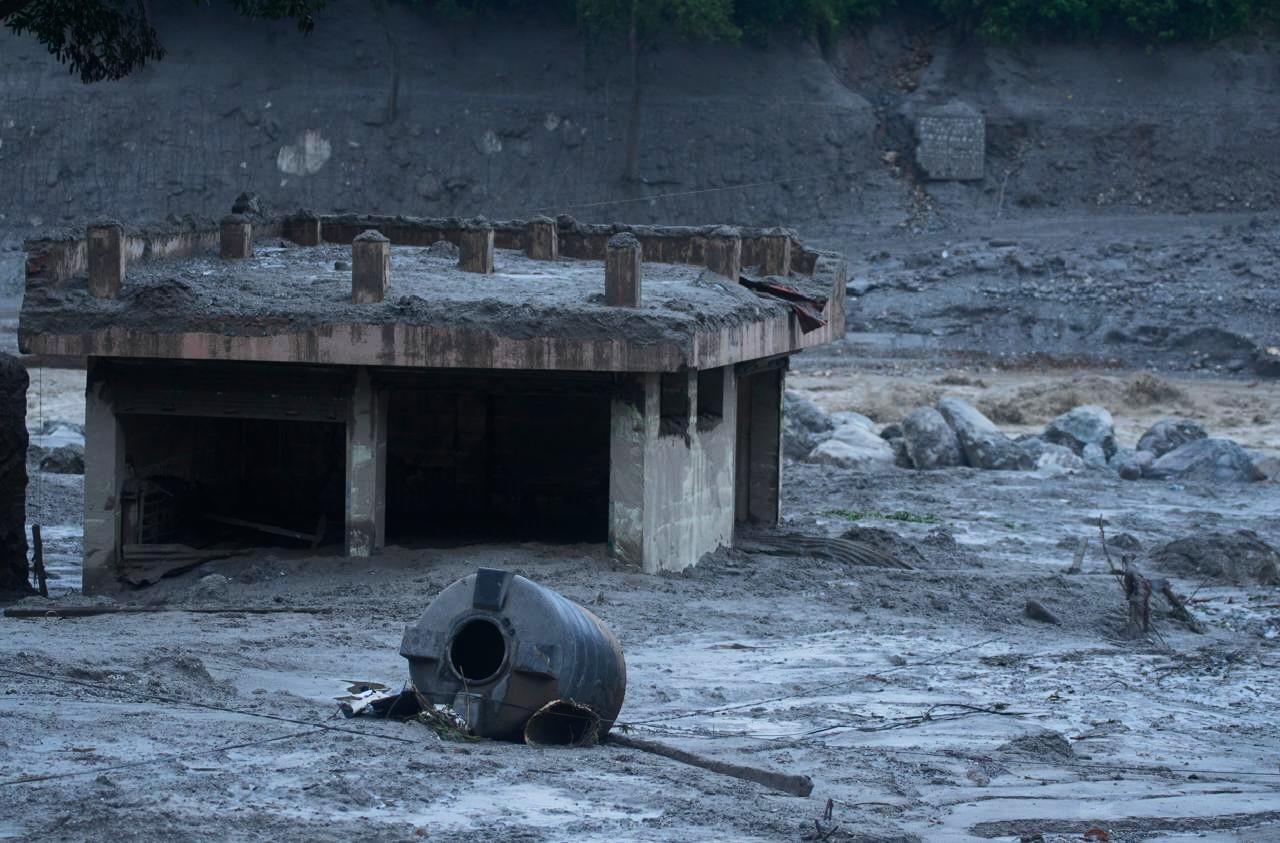 Pohraničnú oblasť medzi Nepálom a Tibetom postihla prívalová povodeň a zosuv.