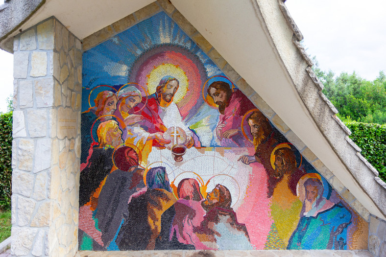 Mozaika ustanowienia Eucharystii podczas ostatniej wieczerzy przez Jezusa Chrystusa jako piątej Tajemnicy Światła. Medjugorie, Bośnia i Hercegowina