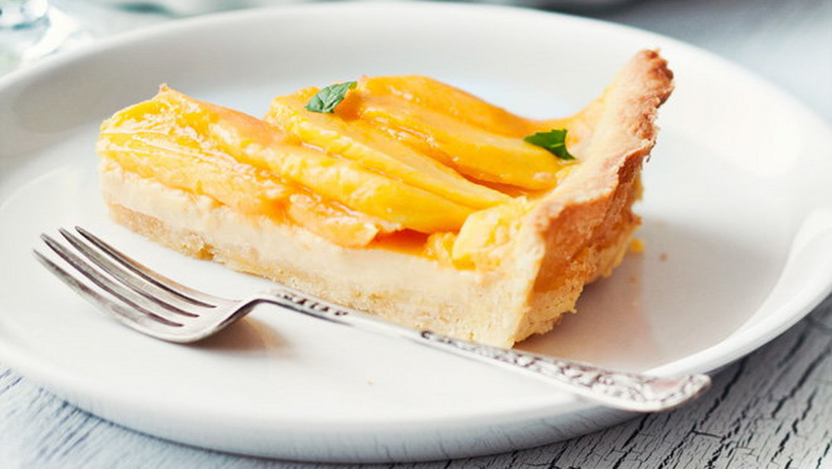 Jeśli lubisz lekkie desery to klasyczna tarta cytrynowa ze świeżym i dojrzałym mango na pewno przypadnie ci do gustu. Nie potrzebujesz dużo czasu, żeby ją przyrządzić.