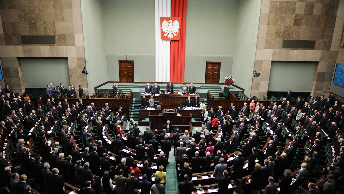 W Sejmie trwa gorąca debata nad ustawą zabierającą państwowe dotacje partiom politycznym. Doszło podczas niej do dwóch absurdalnych głosowań nad przerwą w obradach.