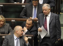 PiS o rządzie: Jak trwoga, to do prezydenta