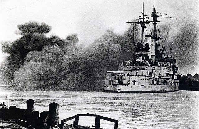 Niemiecki okręt Schleswig Holstein ostrzeliwuje Westerplatte, wrzesień 1939 r.