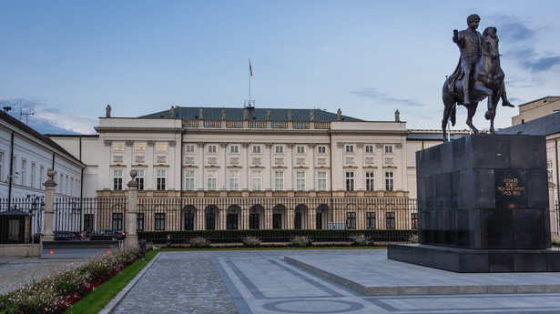Pomnik Józefa Poniatowskiego i Pałac Prezydencki w Warszawie.
