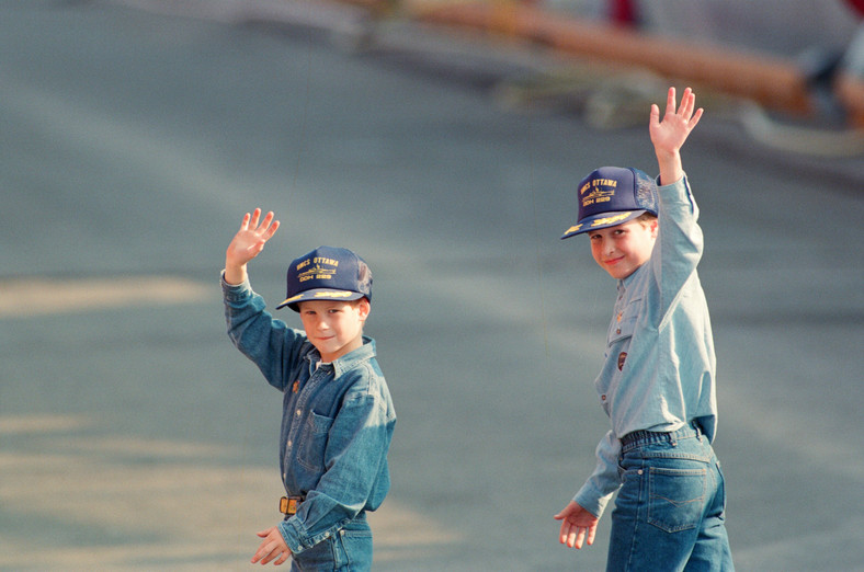 Książę William i książę Harry w październiku 1991 r. podczas podróży po Kanadzie