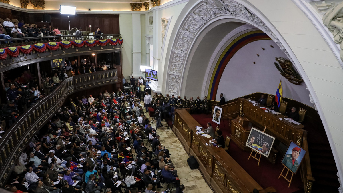 Żołnierze Boliwariańskiej Gwardii Narodowej nie wpuścili dziś deputowanych opozycji do budynku parlamentu Wenezueli, w którym urzęduje też wybrane niedawno w kontrowersyjnym głosowaniu Zgromadzenie Konstytucyjne.