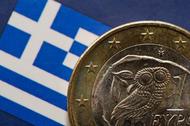 Flaga Grecji i moneta euro