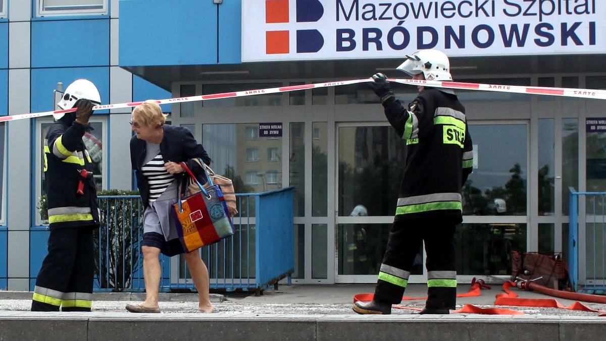 Prokuratura w Katowicach uznała, że nie ma podstaw do przedstawienia zarzutów osobom, które zostały zatrzymane ws. fałszywych alarmów bombowych - donosi TVP Info. Wcześniej informowano, że policja zatrzymała i przesłuchiwała dwóch mężczyzn. Zostali oni zwolnieni.