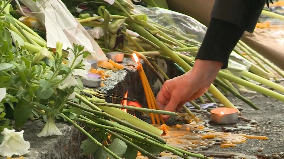 Ljudi ispred "Ribnikara" pale sveće