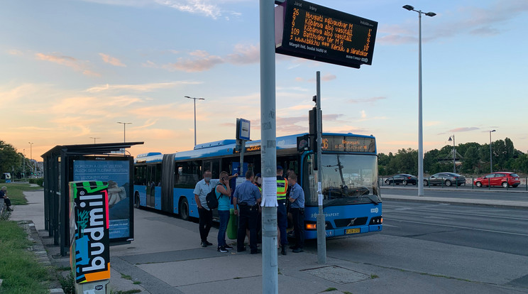 Külföldiek törték be egy busz ablakát Budapesten / Fotó: Blikk