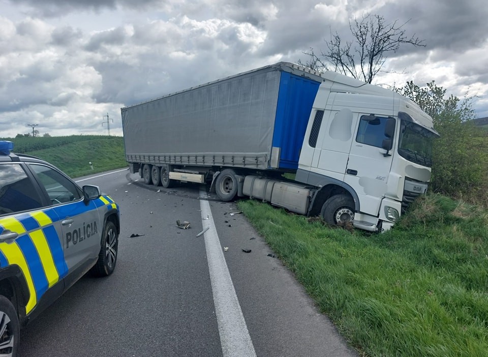 Vážna nehoda na Záhorí: Čelnú zrážku s kamiónom neprežila mladá mamička.