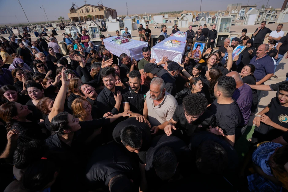 Sahrana žrtava požara na svadbi u Iraku 29. septembra u Hamdaniji