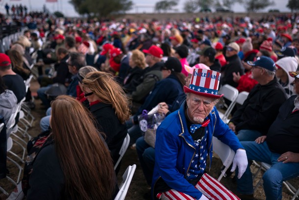 Zwolennik republikanów przed spotkaniem z Donaldem Trumpem we Florencji w Arizonie, styczeń 2022 r.