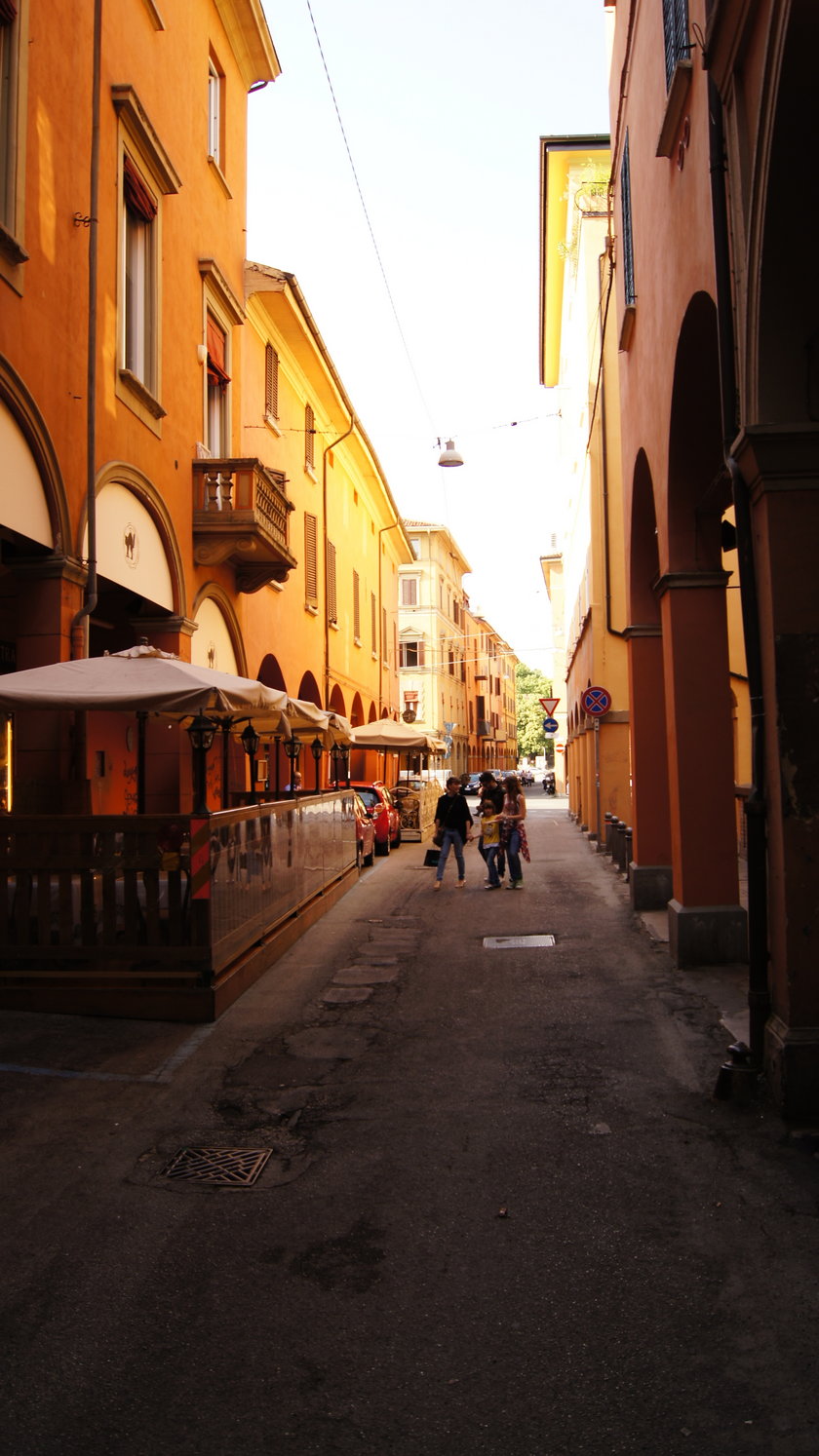 Zacieniona uliczka w Bolonii