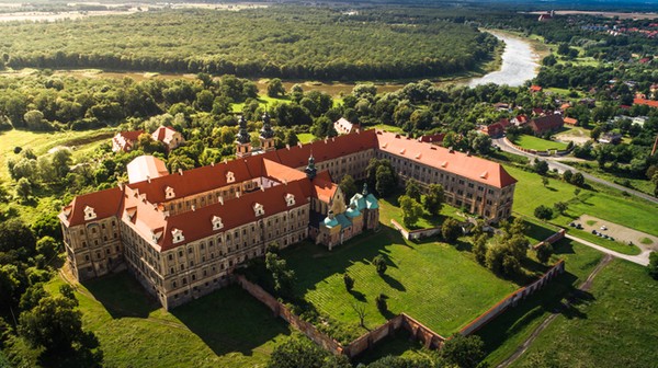 Opactwo Cystersów w Lubiążu to nie tylko architektoniczny skarb, ale także miejsce, które fascynuje bogatą historią i tajemnicami.
