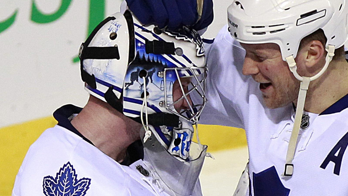 Mike Komisarek obrońca Toronto Maple Leafs złamał ramię i przez osiem tygodni będzie niezdolny do gry.