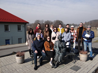 Goście z WST w Katowicach z wójtem Grzegorzem Sikorskim przy pomniku-ławeczce hrabiny Gabrieli Thun-Hohenstein