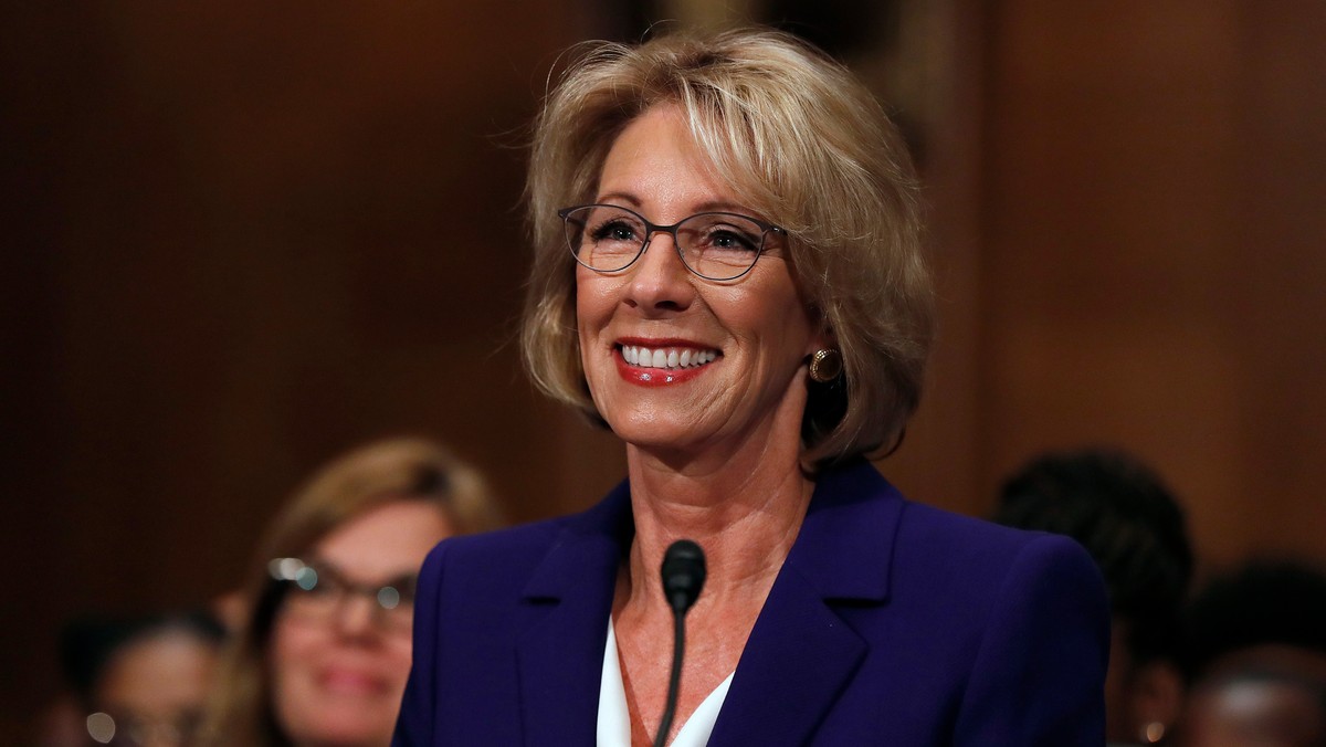 Stosunkiem głosów 51 do 50 Senat USA zatwierdził we wtorek nominację Elisabeth (Betsy) DeVos na stanowisko minister edukacji.