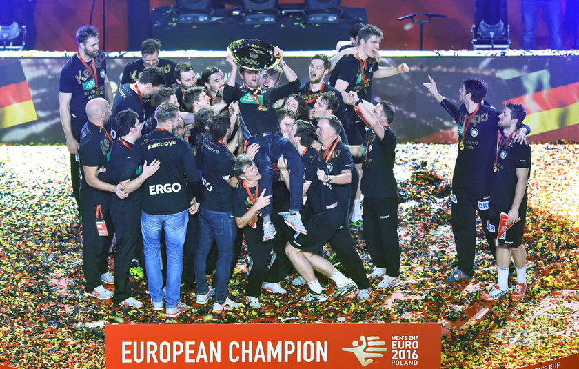 Mistrzostwa Europy w piłce ręcznej: Niemcy balowali w szatni. Lał się alkohol