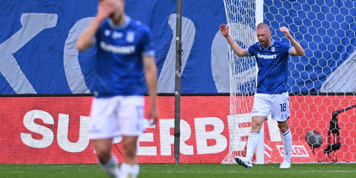 Bartosz Salamon po strzeleniu samobójczego gola na 0:2. Lech jest załamany.