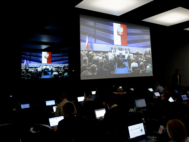 W posiedzeniu Zgromadzenia Narodowego, obok głowy państwa i parlamentarzystów, biorą udział m.in.: członkowie Rady Ministrów z premier Beatą Szydło na czele, członkowie Konferencji Episkopatu Polski, pod przewodnictwem arcybiskupa, metropolity poznańskiego Stanisława Gądeckiego oraz przedstawiciele parlamentów europejskich i korpusu dyplomatycznego