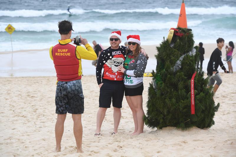 Ausztráliában decemberben van nyár,í gy ott a tengerparton állítanak karácsonyfát a kellemes melegben. /Fotó:MTI