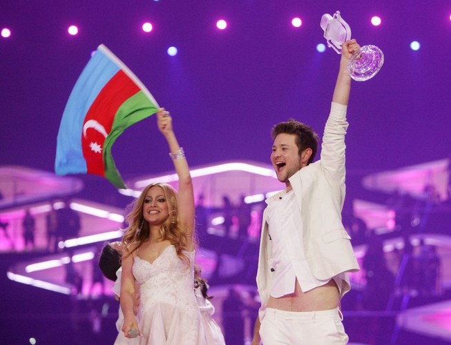 Nikki i Ell zaśpiewali piosenkę 'Running Scared'