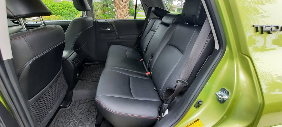 Toyota 4Runner TRD Pro - tylna kanapa pozwala wygodnie jechać dwóm osobom. Miejsca jest dużo, szczególnie na nogi.