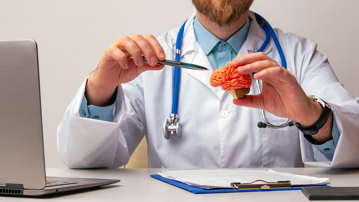 Šta uzrokuje meningitis i kako se prenosi